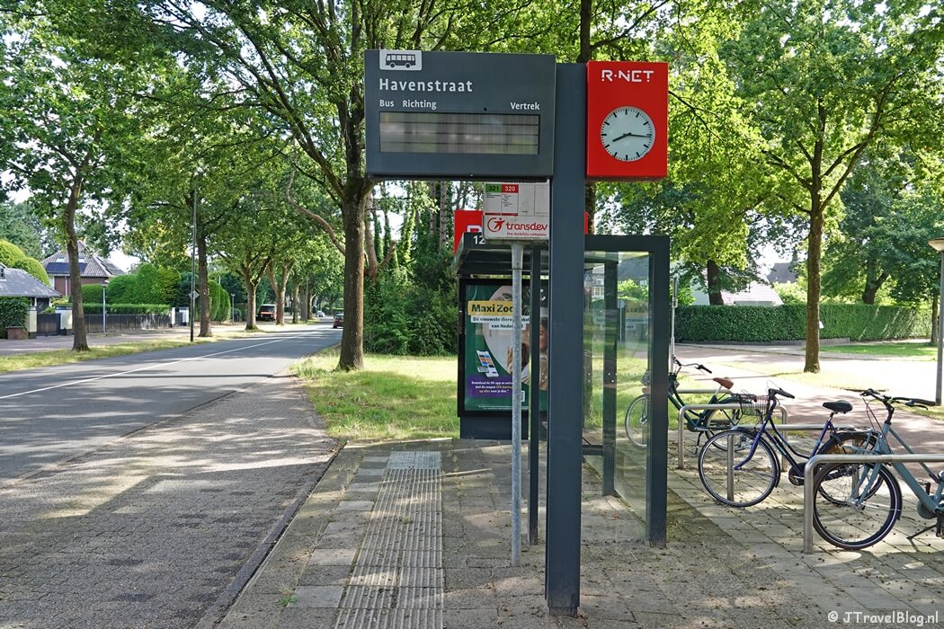 Bushalte Aalberselaan in Huizen tijdens de Trage Tocht Blaricum