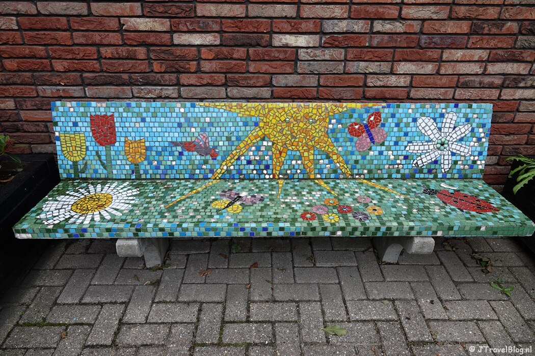 Mozaรฏekbankje in Bennebroek tijdens de Trambaanroute in Bennebroek