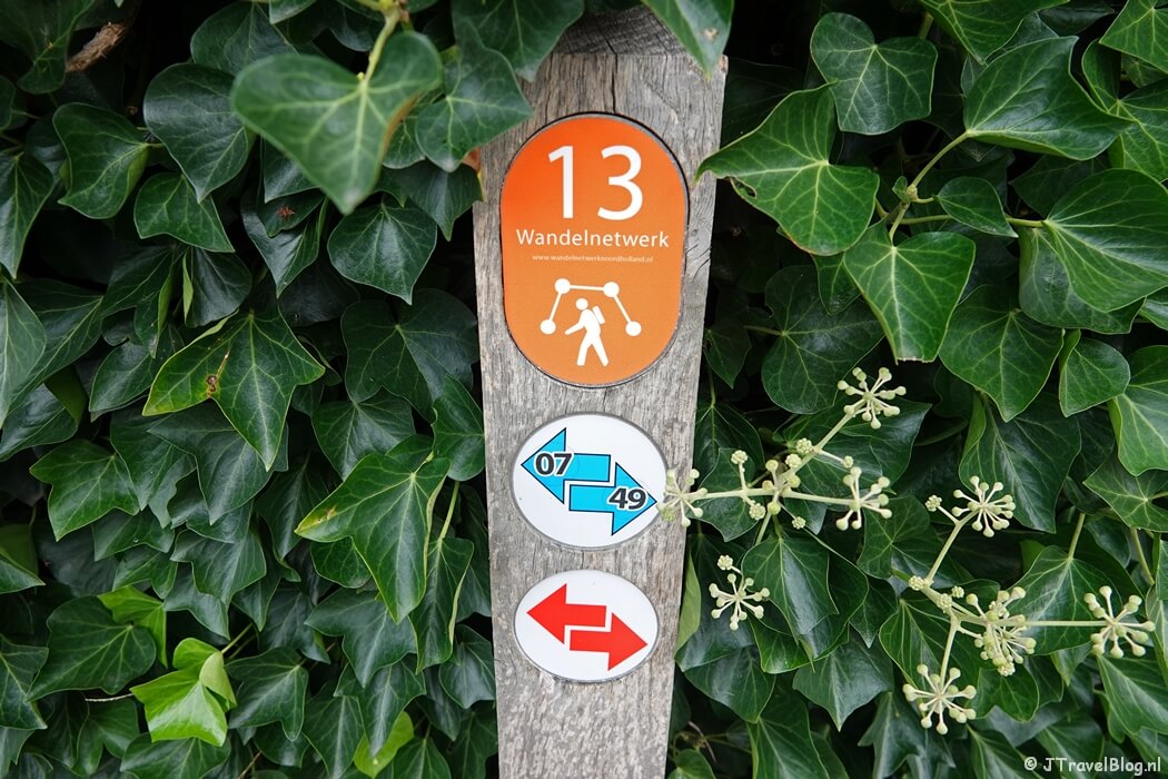 Routepaaltje 13 in Bennebroek tijdens de Trambaanroute in Bennebroek