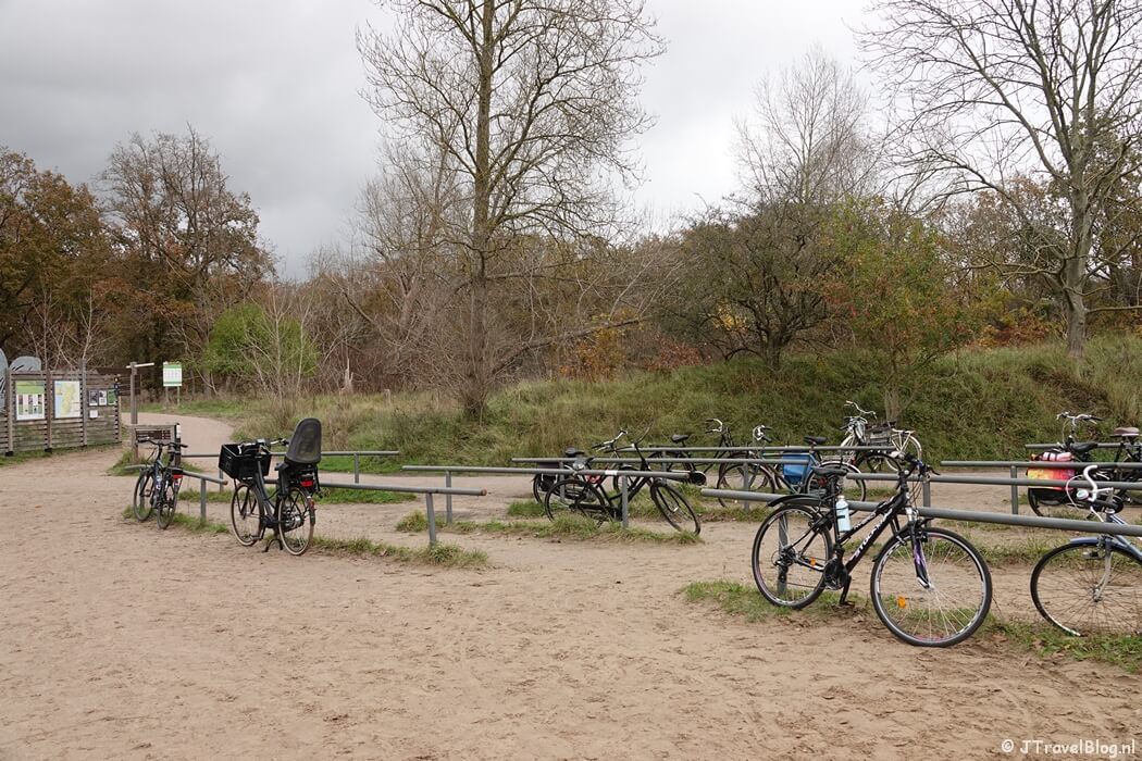 De fietsenstalling bij ingang Koevlak tijdens mijn rondje Konijnenberg in Nationaal Park Zuid-Kennemerland