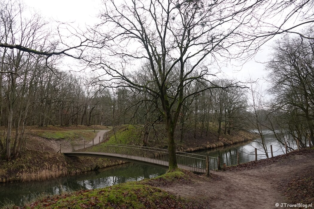Brug over het Noordoosterkanaal tijdens de gele wandelroute Oranjekom vanaf ingang Oase in de Amsterdamse Waterleidingduinen
