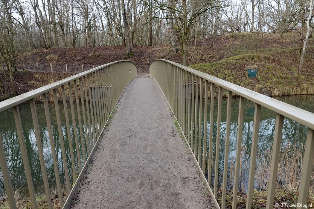 Brug over het Noordoosterkanaal tijdens de gele wandelroute Oranjekom vanaf ingang Oase in de Amsterdamse Waterleidingduinen