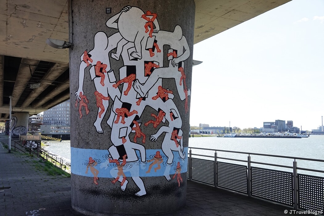 Street art op pilaren tussen metrostations Rijnhaven en Maashaven in Rotterdam