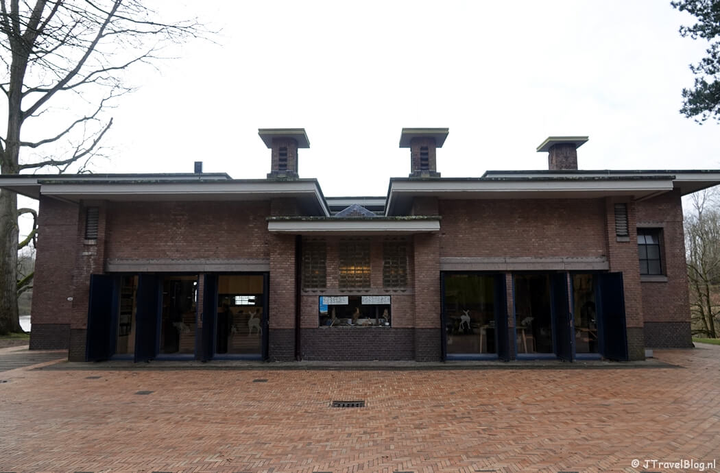 Bezoekerscentrum Oranjekom tijdens de gele wandelroute Oranjekom vanaf ingang Oase in de Amsterdamse Waterleidingduinen