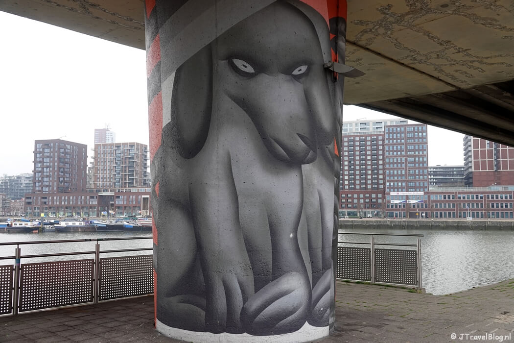 Street art op pilaren tussen metrostations Rijnhaven en Maashaven in Rotterdam