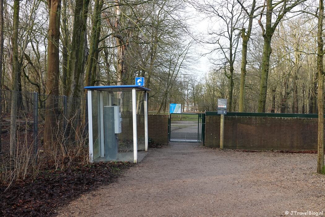 Ingang Oase tijdens de gele wandelroute Oranjekom vanaf ingang Oase in de Amsterdamse Waterleidingduinen