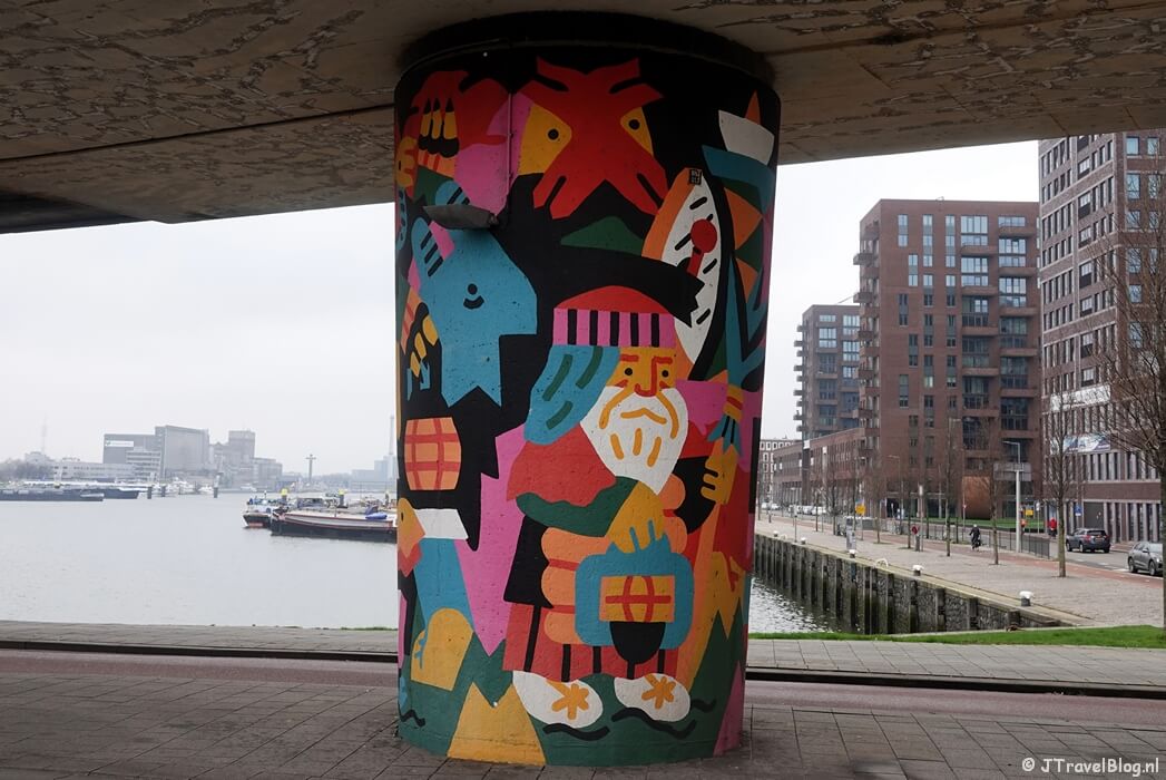 Street art op pilaren tussen metrostations Rijnhaven en Maashaven in Rotterdam