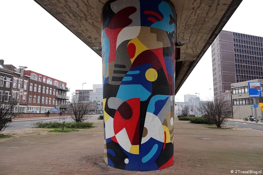 Street art op pilaren tussen metrostations Rijnhaven en Maashaven in Rotterdam