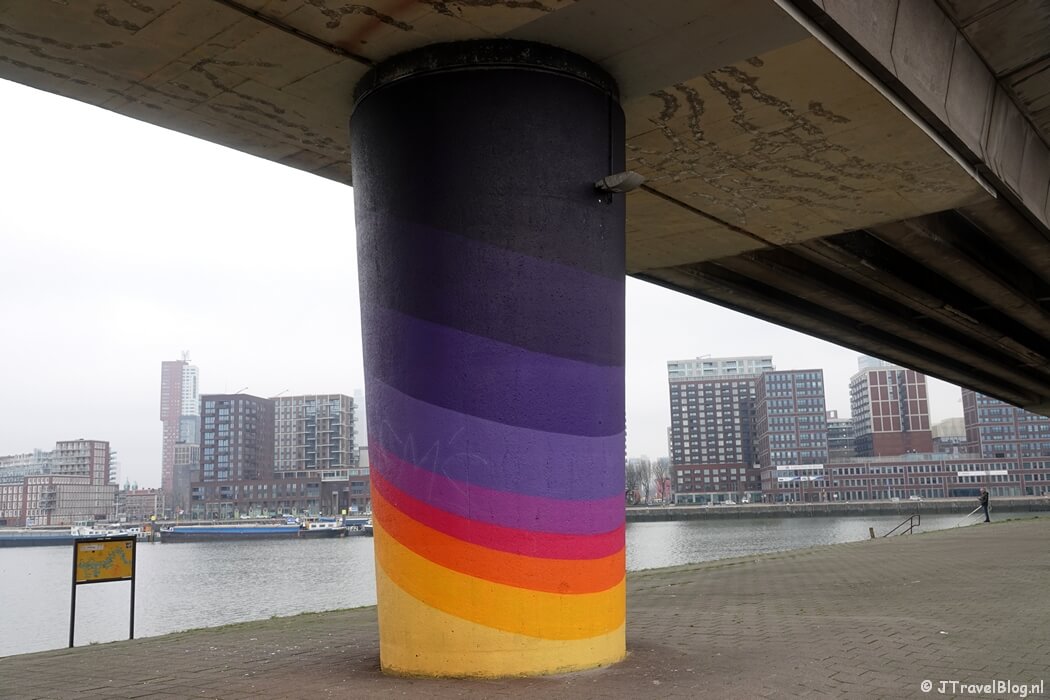 Street art op pilaren tussen metrostations Rijnhaven en Maashaven in Rotterdam