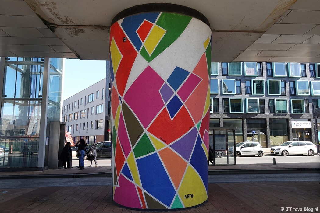 Street art op pilaren tussen metrostations Rijnhaven en Maashaven in Rotterdam