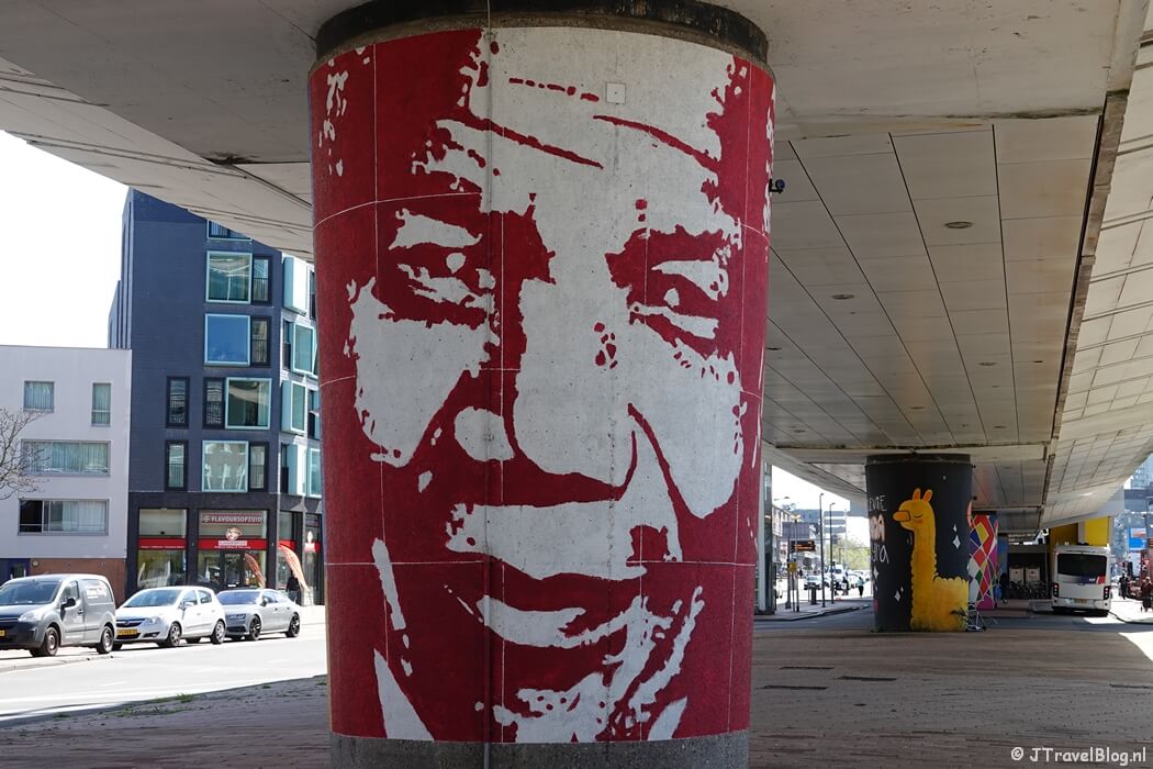 Street art op pilaren tussen metrostations Rijnhaven en Maashaven in Rotterdam