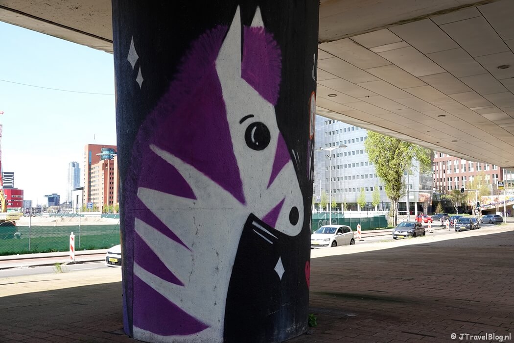 Street art op pilaren tussen metrostations Rijnhaven en Maashaven in Rotterdam