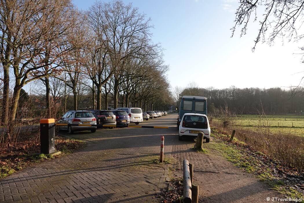 Parkeerplaats bij ingang Oase tijdens de gele wandelroute Oranjekom vanaf ingang Oase in de Amsterdamse Waterleidingduinen