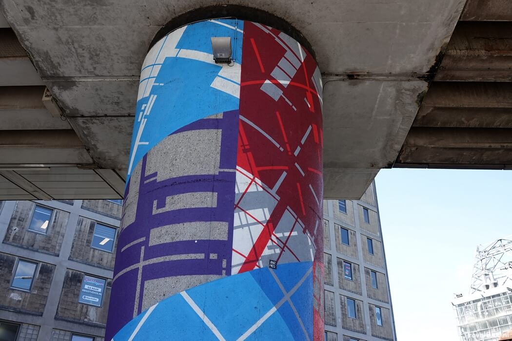 Street art op pilaren tussen metrostations Rijnhaven en Maashaven in Rotterdam