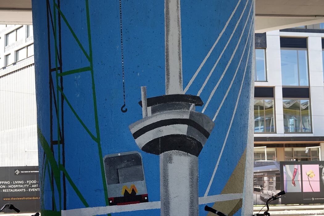 Street art op pilaren tussen metrostations Rijnhaven en Maashaven in Rotterdam