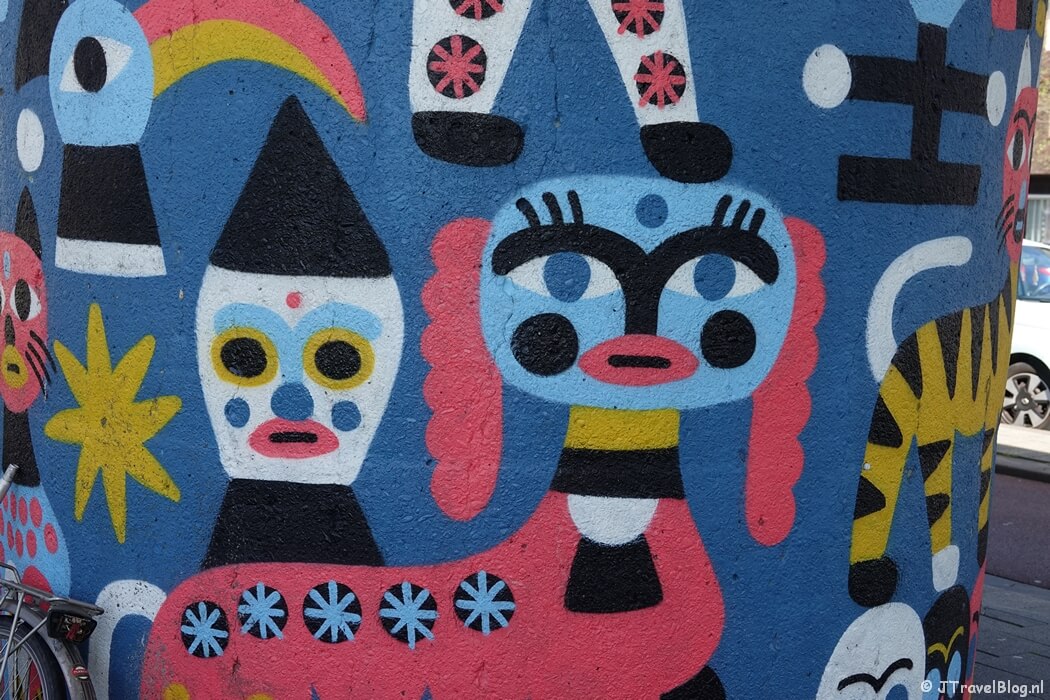 Street art op pilaren tussen metrostations Rijnhaven en Maashaven in Rotterdam