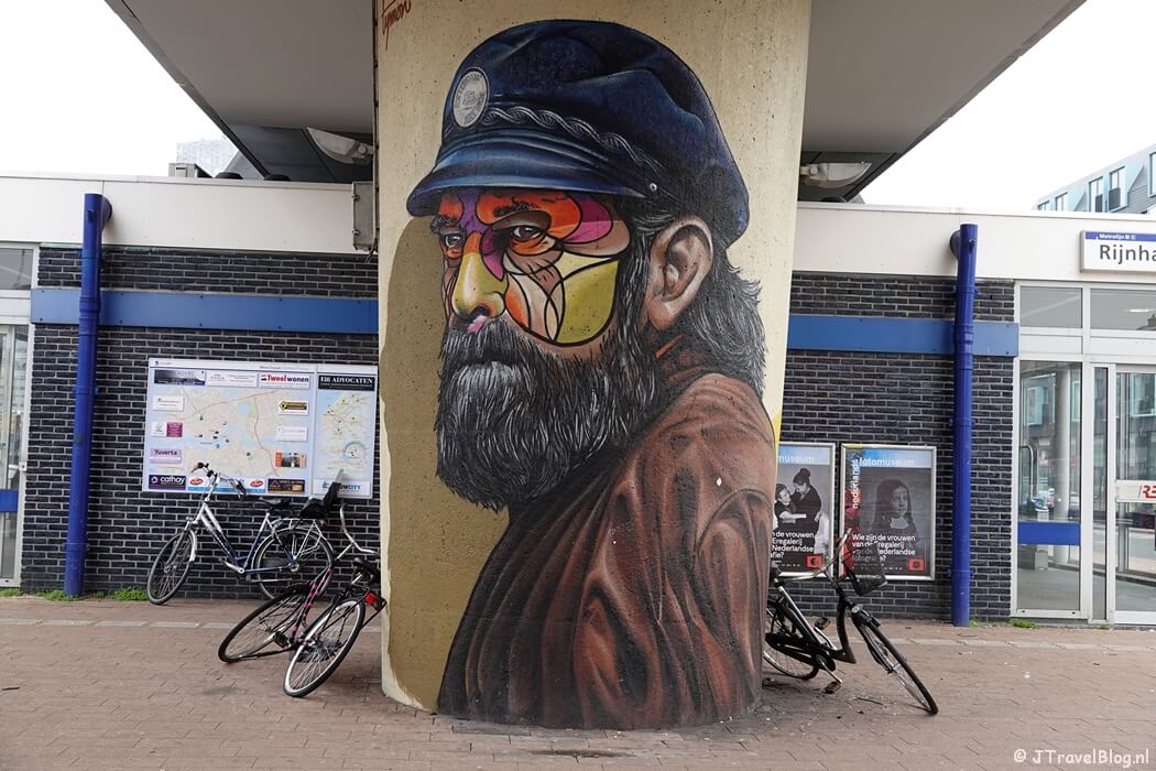 Street art op pilaren tussen metrostations Rijnhaven en Maashaven in Rotterdam