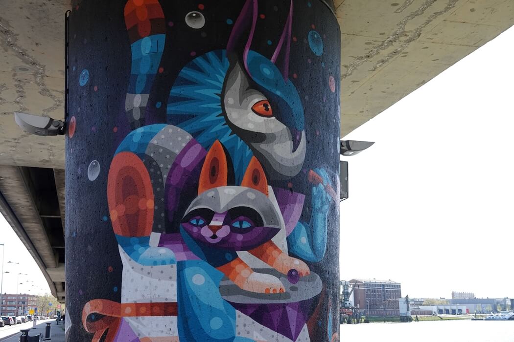 Street art op pilaren tussen metrostations Rijnhaven en Maashaven in Rotterdam