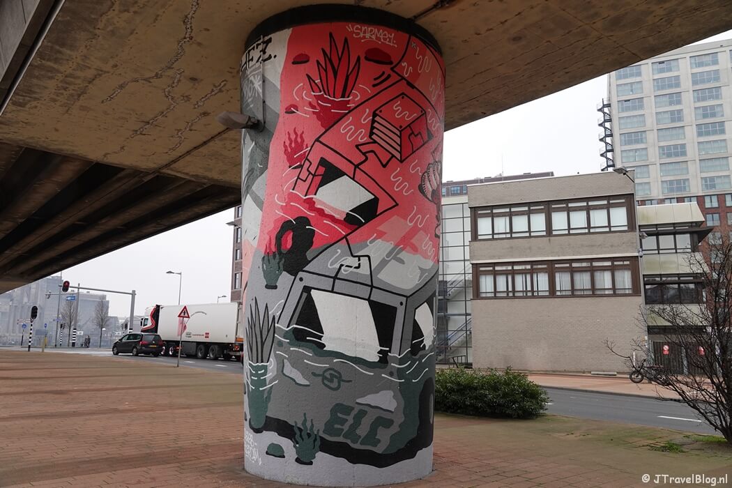 Street art op pilaren tussen metrostations Rijnhaven en Maashaven in Rotterdam