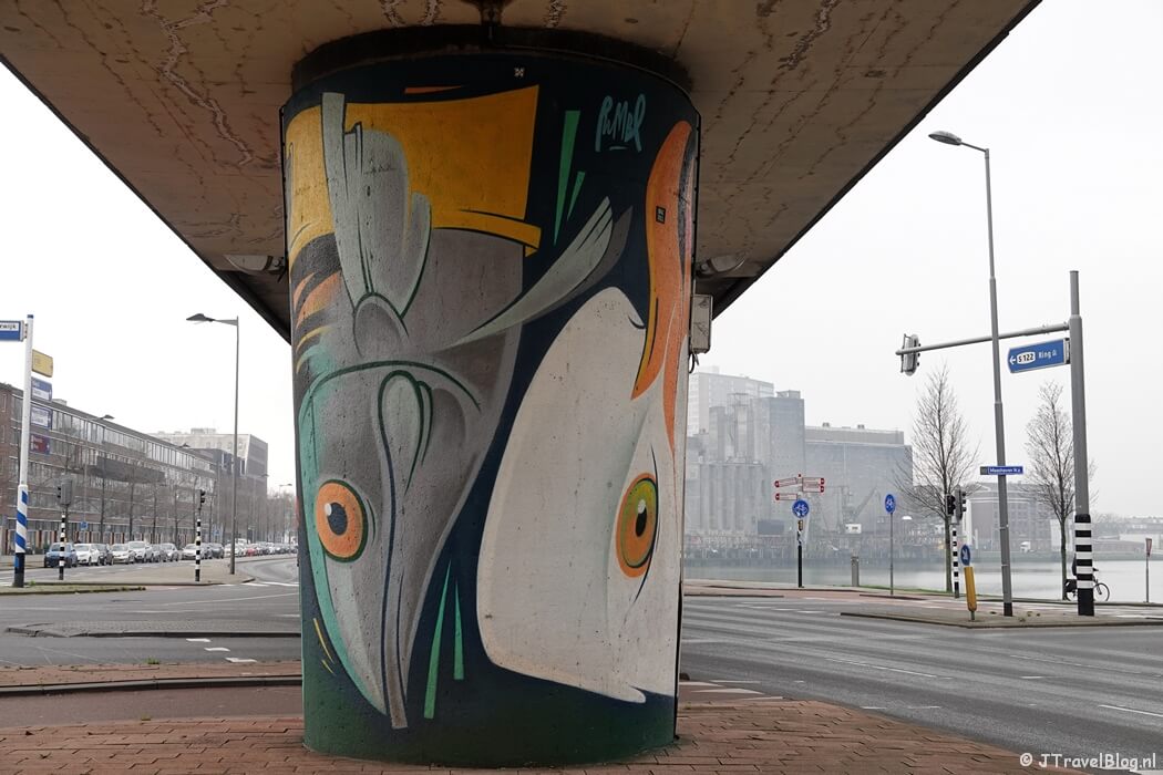 Street art op pilaren tussen metrostations Rijnhaven en Maashaven in Rotterdam