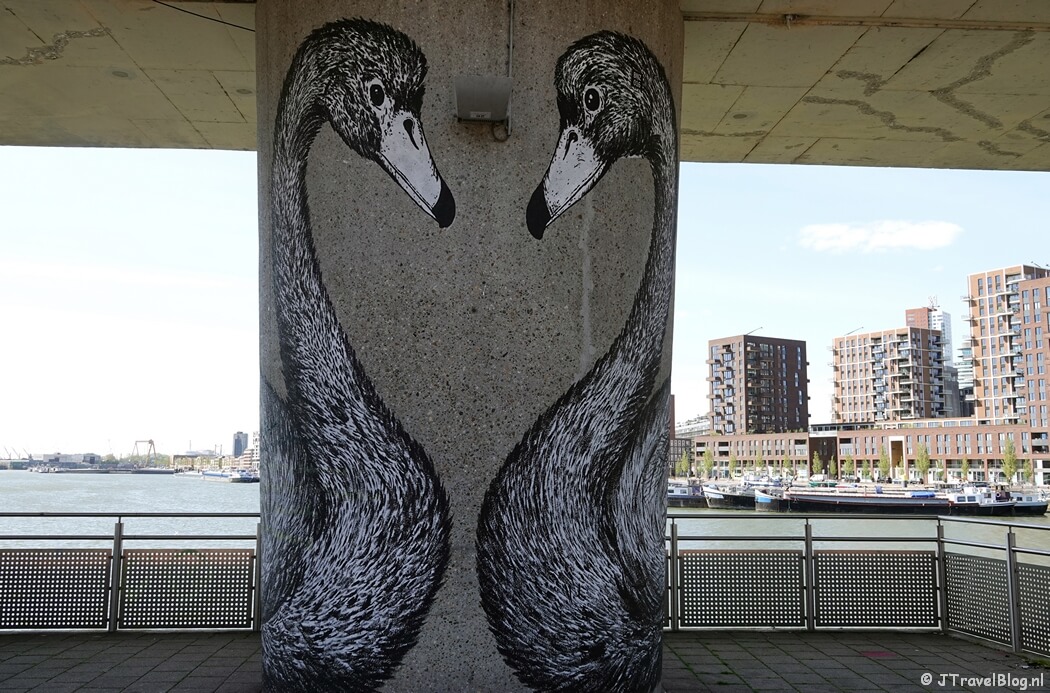 Street art op pilaren tussen metrostations Rijnhaven en Maashaven in Rotterdam