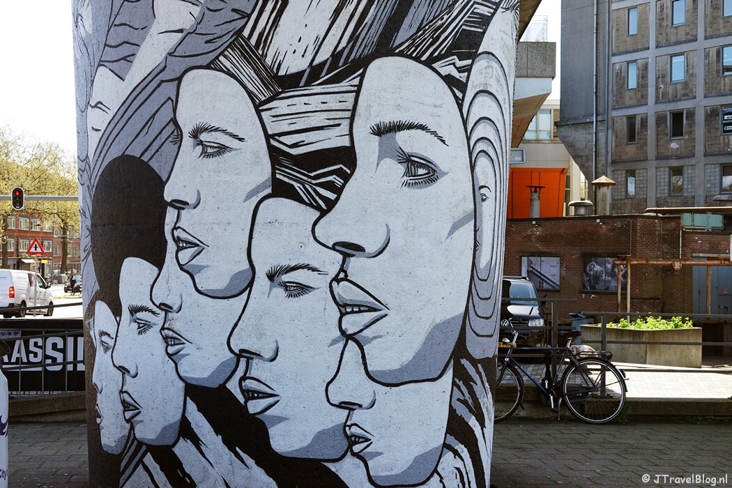 Street art op pilaren tussen metrostations Rijnhaven en Maashaven in Rotterdam