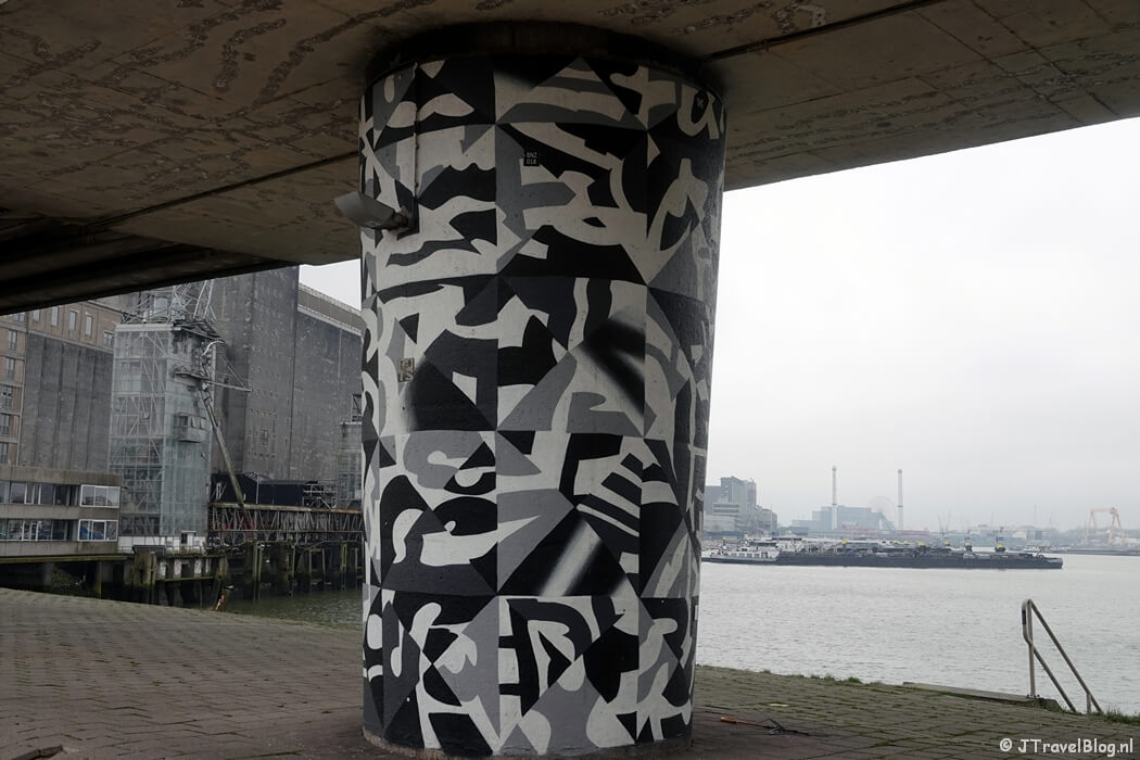Street art op pilaren tussen metrostations Rijnhaven en Maashaven in Rotterdam