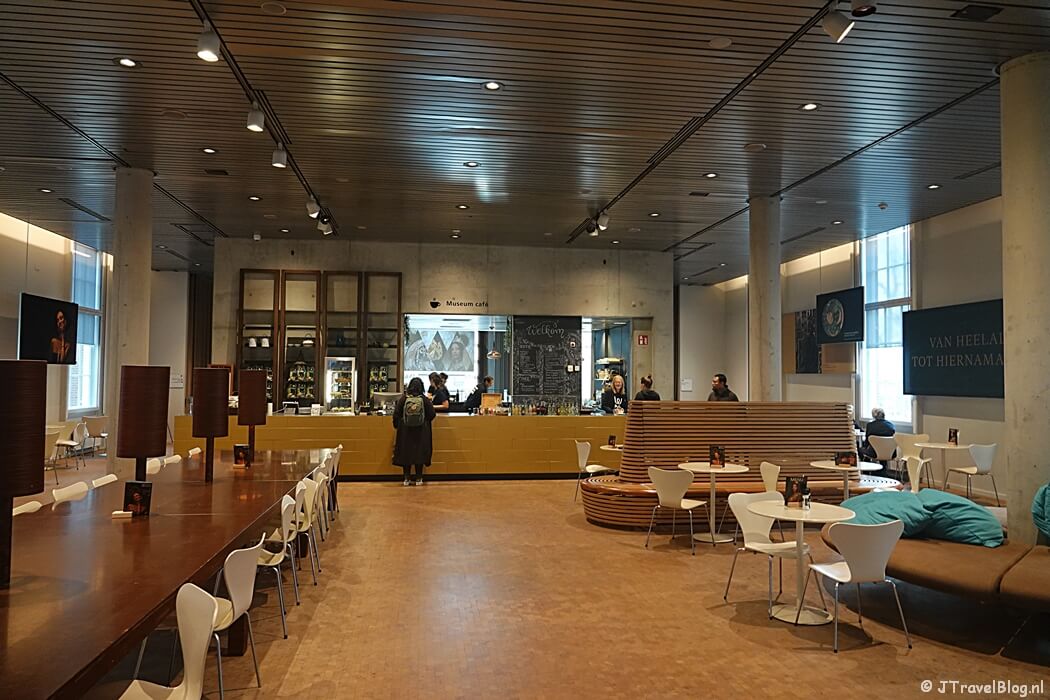 Museumcafรฉ in het Wereldmuseum Leiden in Leiden