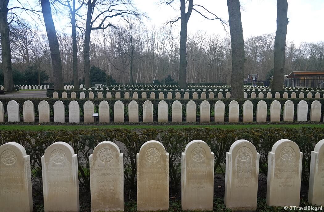 Graven op het Militair Ereveld Grebbeberg in Rhenen tijdens etappe 1 van het Pad van de Vrijheid van Wageningen naar Rhenen