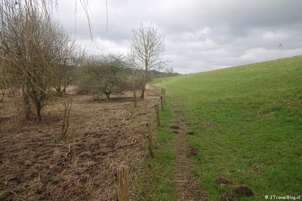 De Grebbedijk tijdens etappe 1 van het Pad van de Vrijheid van Wageningen naar Rhenen
