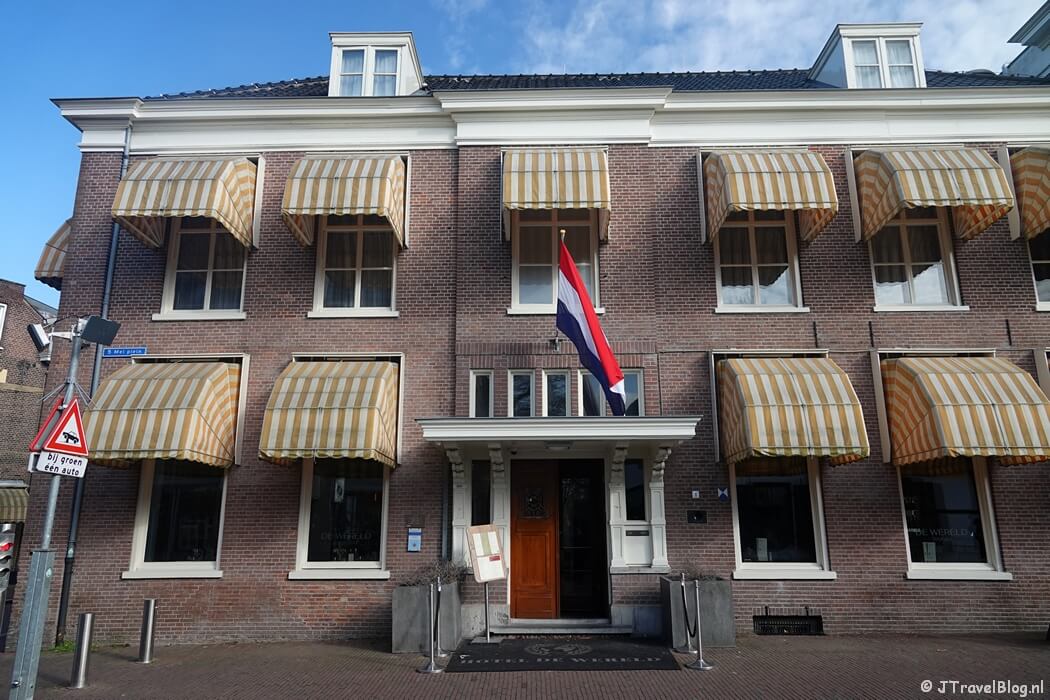 Hotel De Wereld in Wageningen tijdens etappe 1 van het Pad van de Vrijheid van Wageningen naar Rhenen