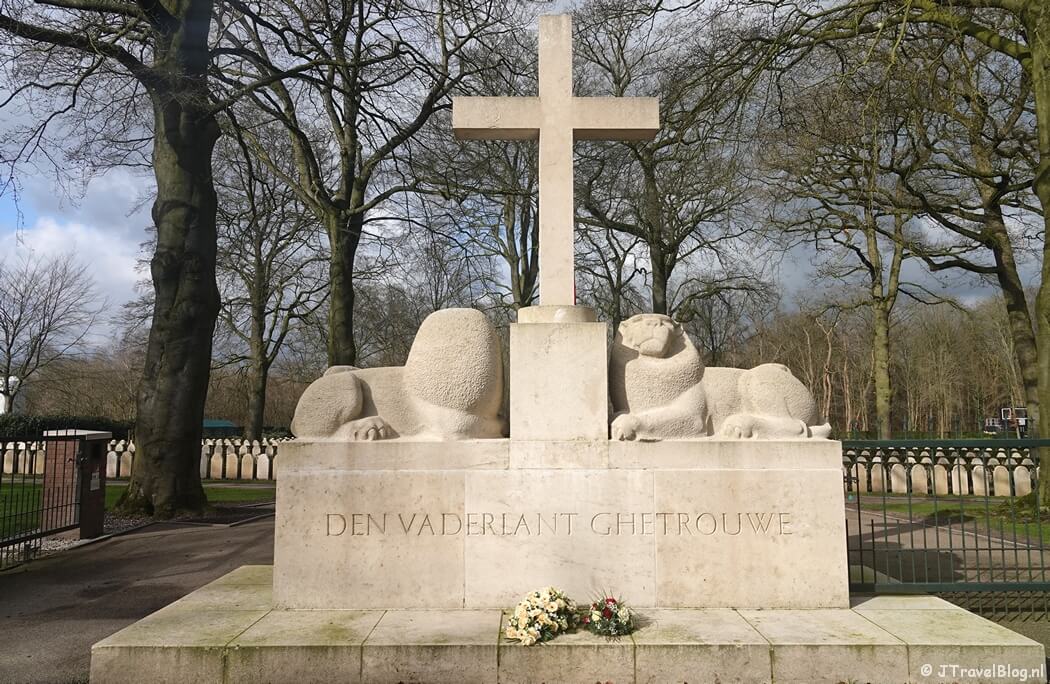 Het Nationale Legermonument voor het Militair Ereveld Grebbeberg tijdens etappe 1 van het Pad van de Vrijheid van Wageningen naar Rhenen