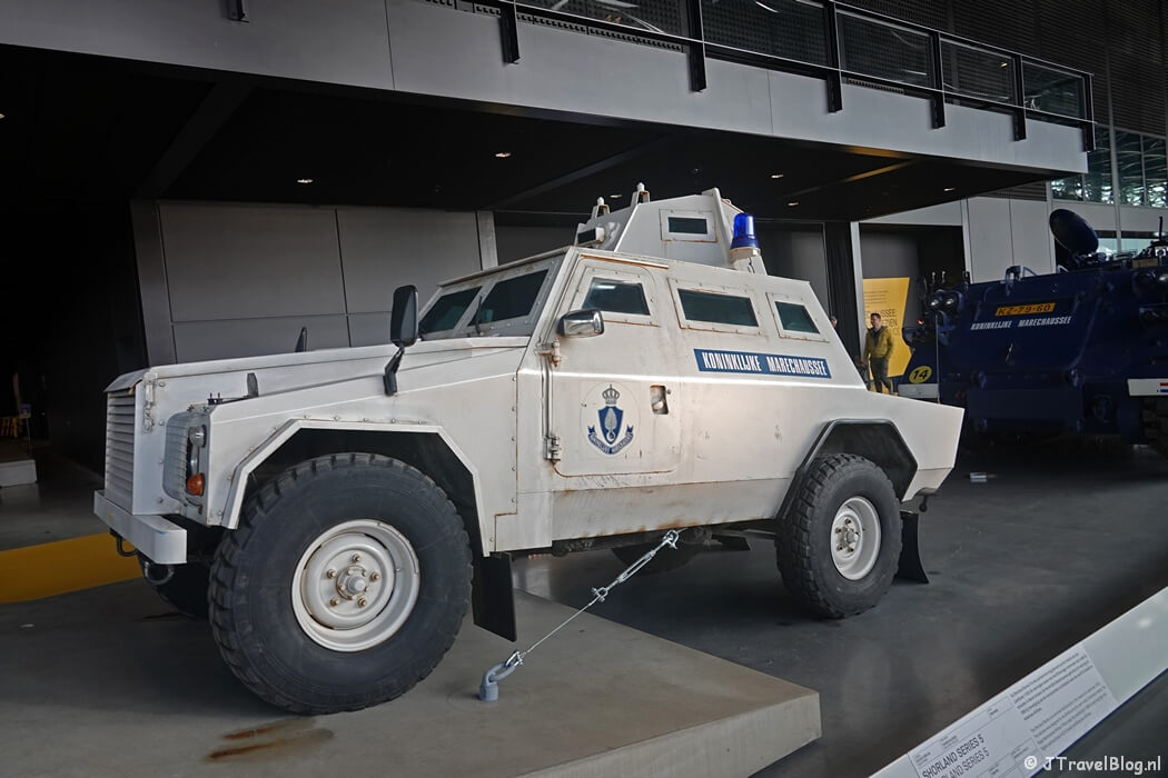 Auto van de Koninklijke Marechaussee in het Nationaal Militair Museum in Soesterberg