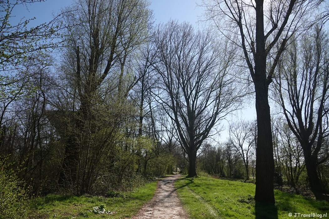 Een onverhard pad tijdens de Geniedijkroute in Hoofddorp