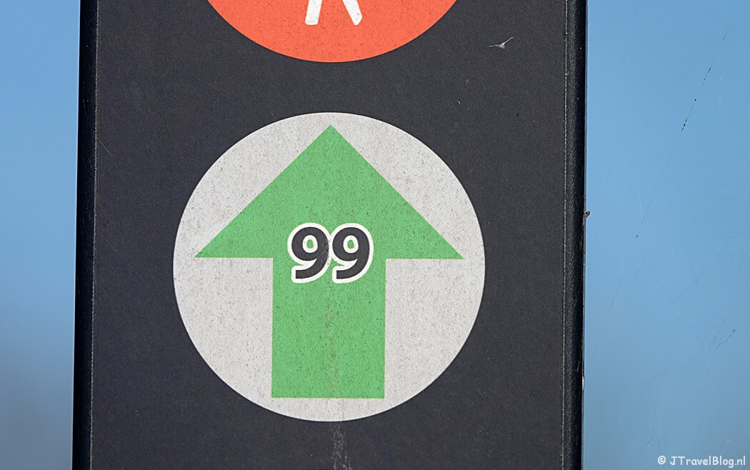 Een groene routepijl tijdens de Geniedijkroute in Hoofddorp