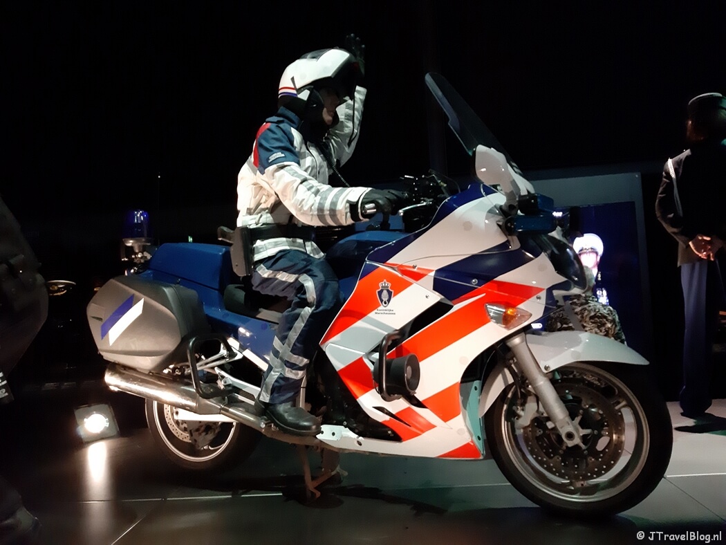 Motoragent van de Koninklijke Marechaussee in het Nationaal Militair Museum in Soesterberg