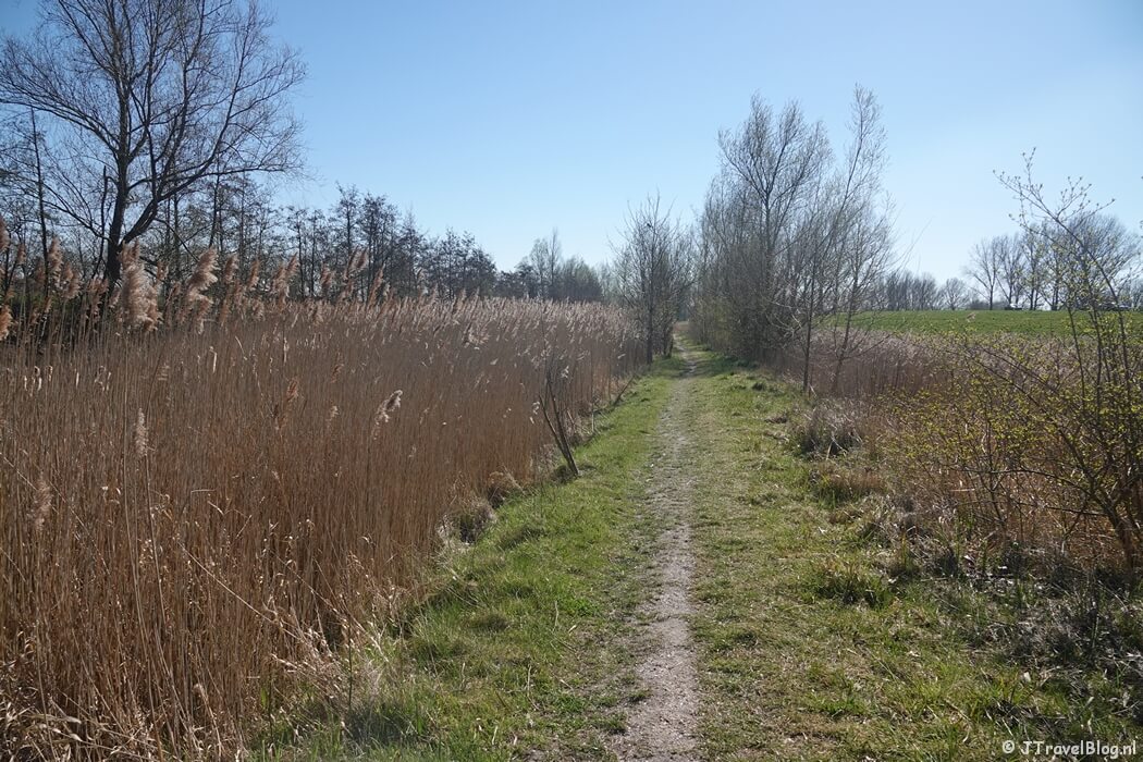 Een onverhard pad tijdens de Geniedijkroute in Hoofddorp