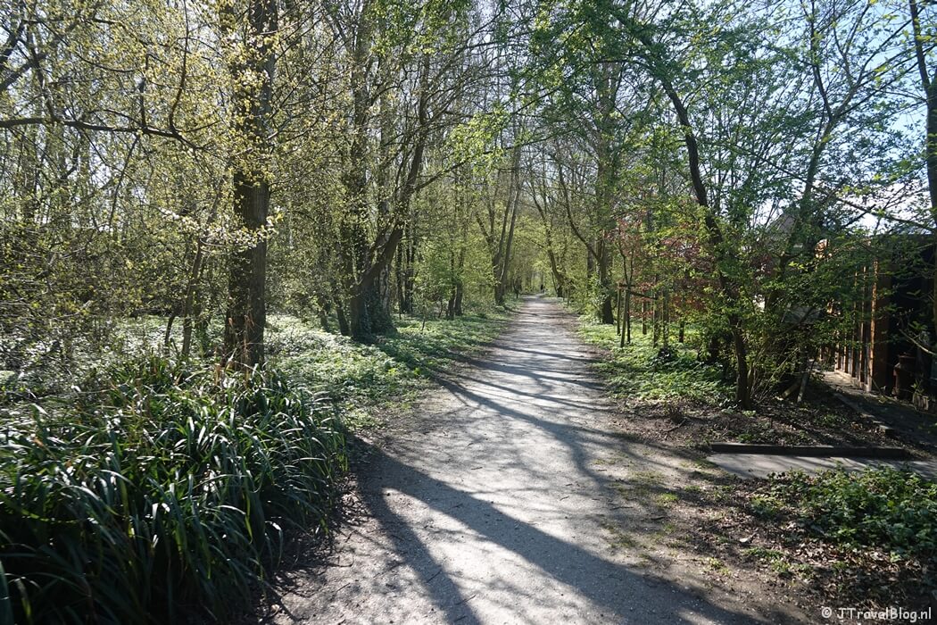 Het wandelpad achter de woonwijk tijdens de Geniedijkroute in Hoofddorp