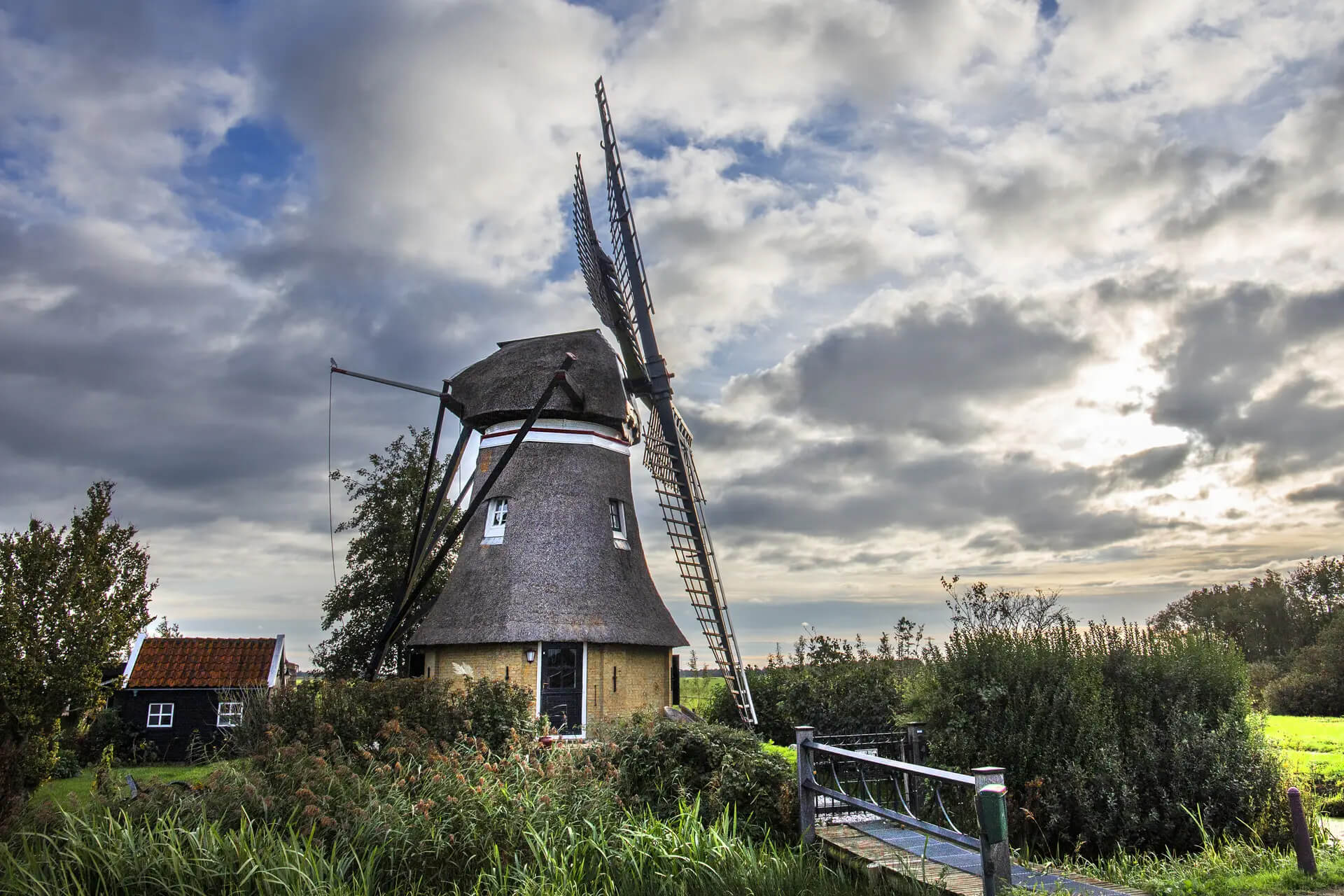 Overnachten in een monumentaal gebouw in Nederland : Poldermolen in Tietjerksteradeel - Friesland
