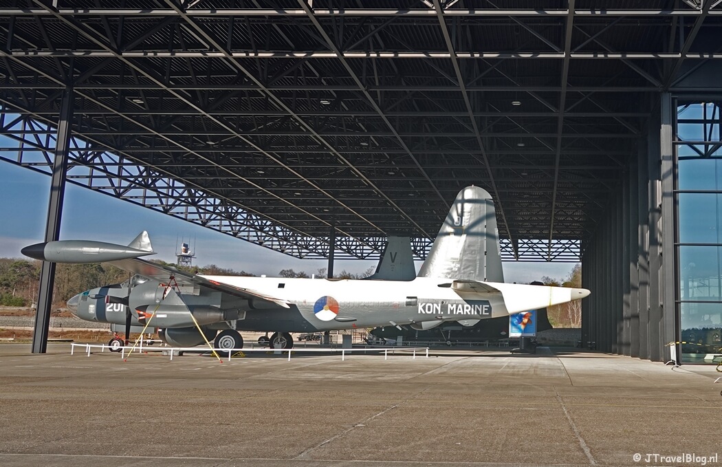 Vliegtuig buiten het Nationaal Militair Museum in Soesterberg