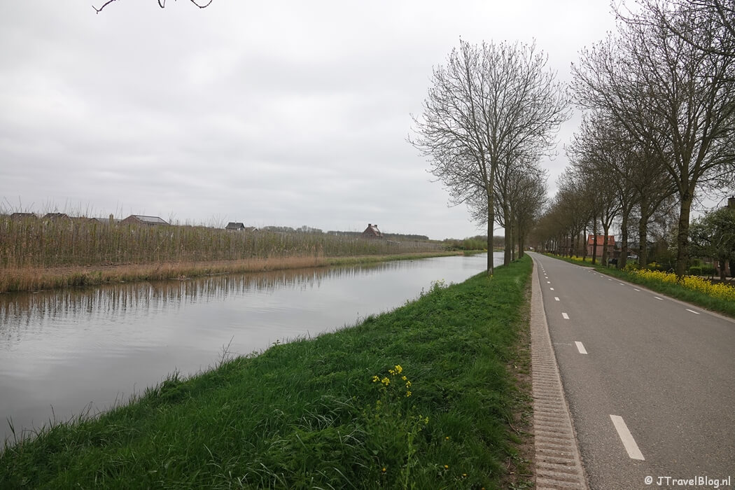 De weg langs de Linge tijdens etappe 3 van het Pad van de Vrijheid van Opheusden naar Herveld