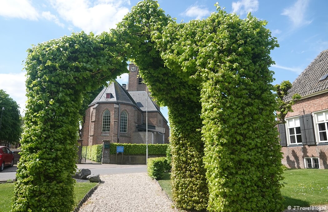 De kerk in Herveld tijdens etappe 4 van het Pad van de Vrijheid van Herveld naar Valburg