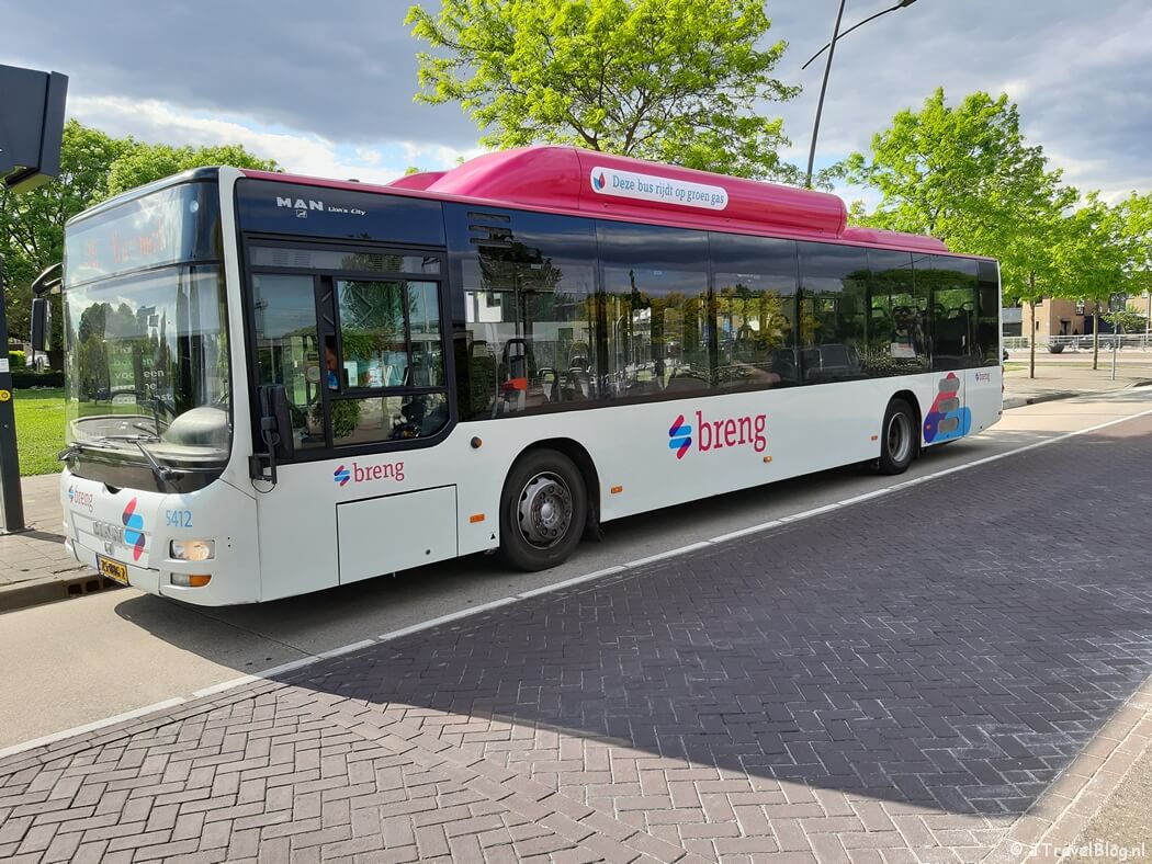 Buslijn 135 op Station Elst tijdens etappe 4 van het Pad van de Vrijheid van Herveld naar Valburg