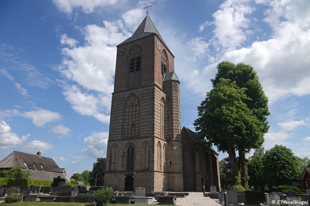 De kerk in Herveld tijdens etappe 4 van het Pad van de Vrijheid van Herveld naar Valburg