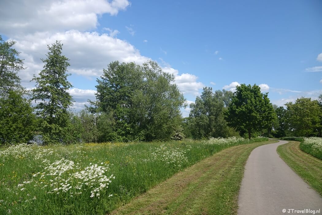 Een verhard pad langs recreatiemeer Slijk-Ewijk tijdens etappe 4 van het Pad van de Vrijheid van Herveld naar Valburg