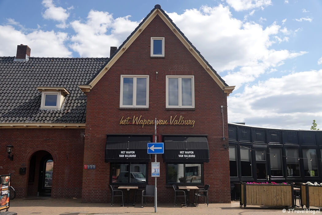 Het Wapen van Valburg tijdens etappe 4 van het Pad van de Vrijheid van Herveld naar Valburg