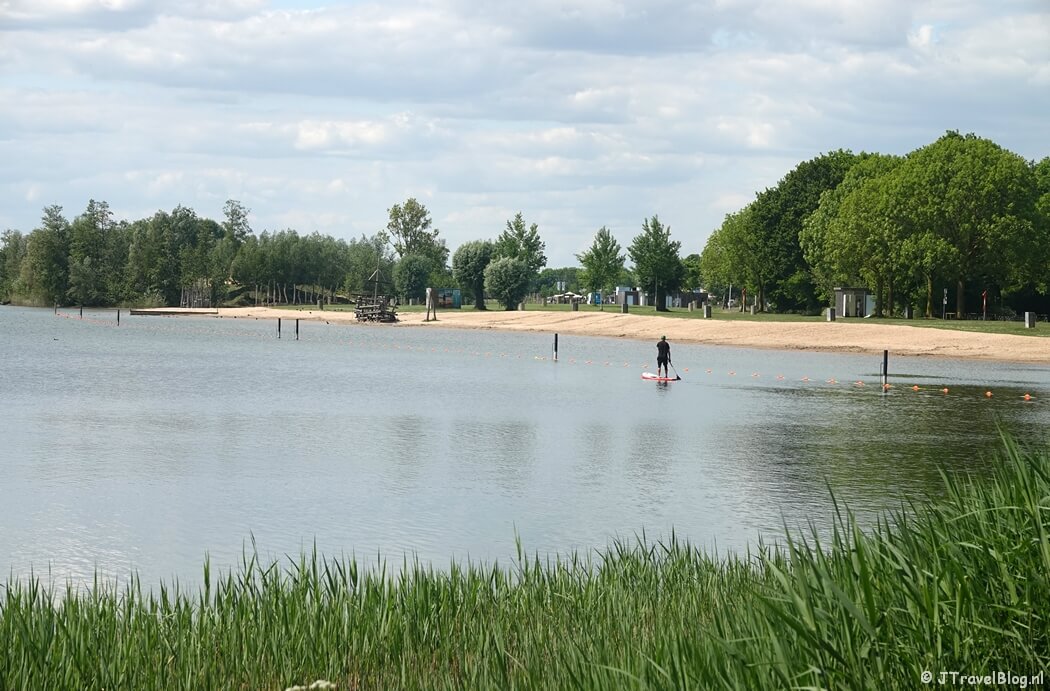 Het recreatiemeer Slijk-Ewijk tijdens etappe 4 van het Pad van de Vrijheid van Herveld naar Valburg