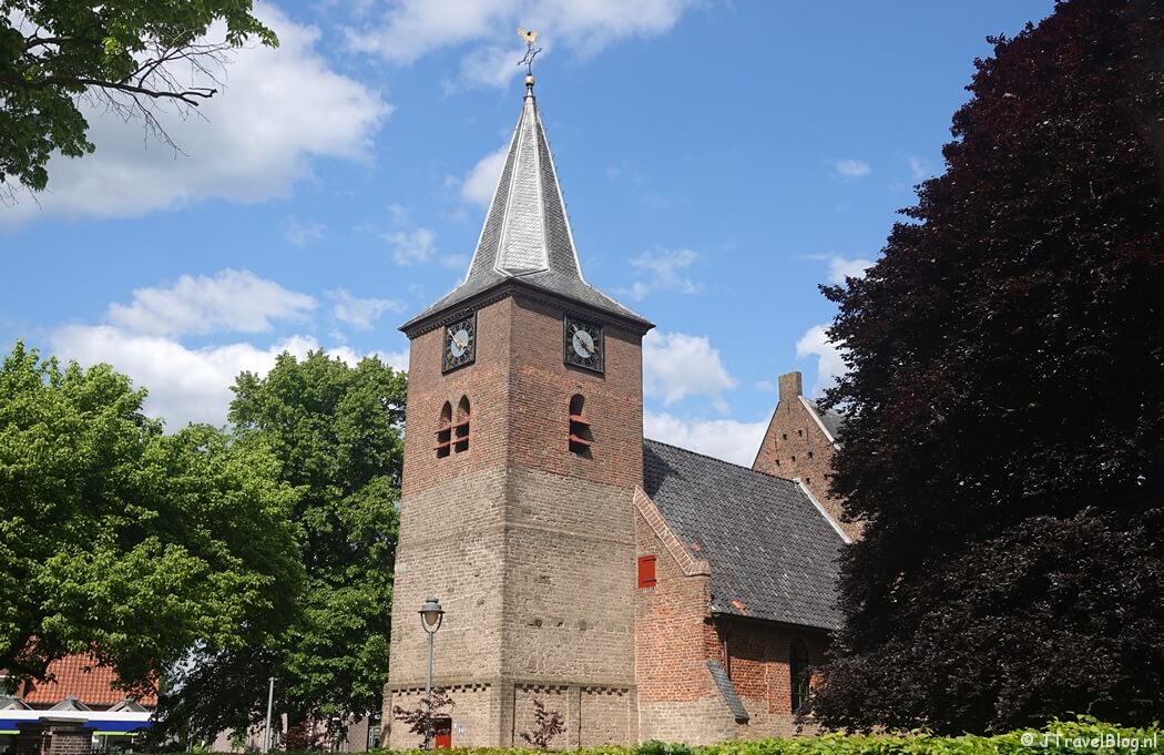 De kerk in Valburg tijdens etappe 4 van het Pad van de Vrijheid van Herveld naar Valburg
