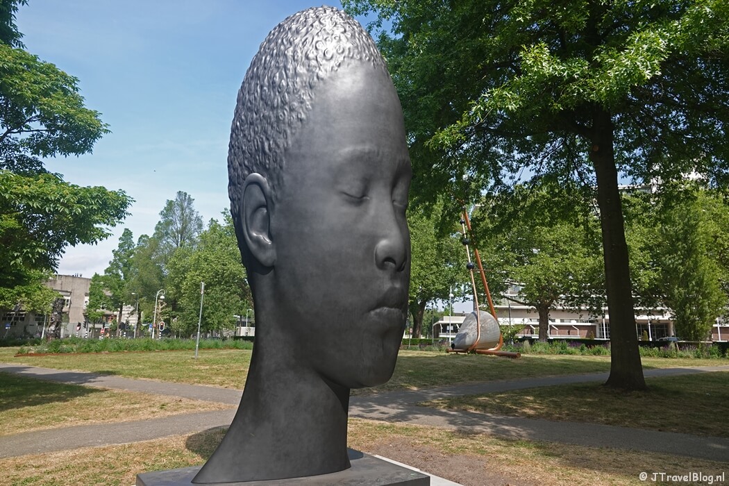 Kunstwerk van Jaume Plensa (nr. 12) tijdens ARTZUID 2025 in Amsterdam
