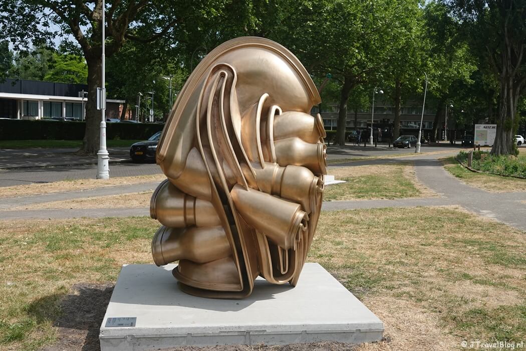 Kunstwerk van Tony Cragg (nr. 13) tijdens ARTZUID 2025 in Amsterdam